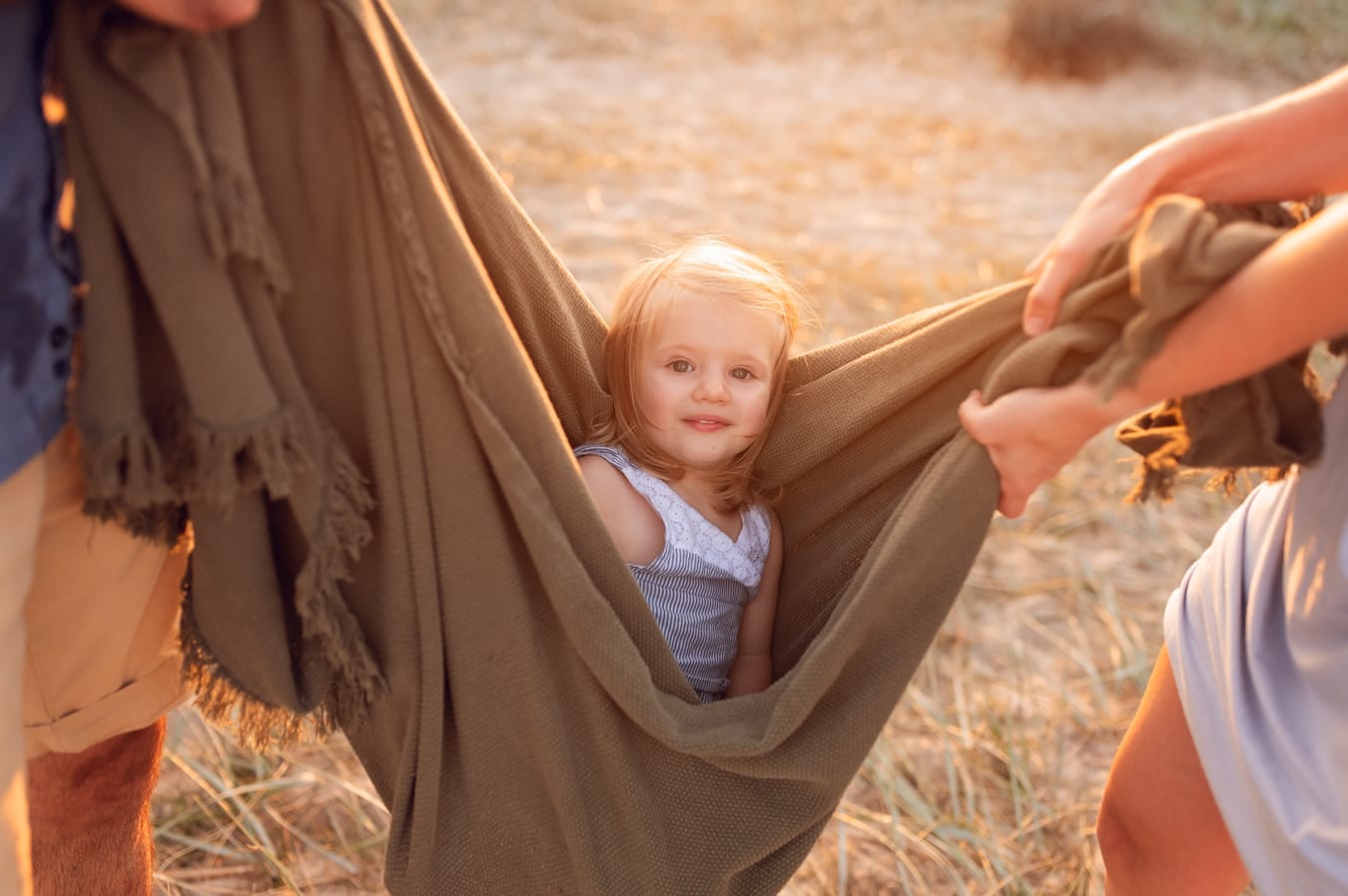 Dziewczynka w kocu złota godzina sesja Trójmiasto