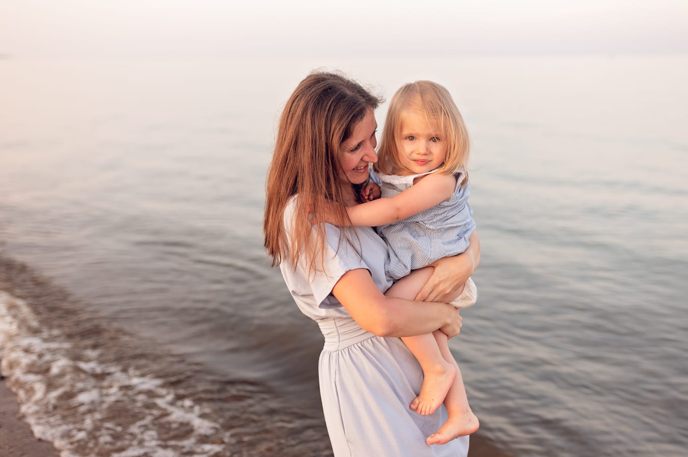 Mama z córką nad morzem sesja rodzinna Trójmiasto