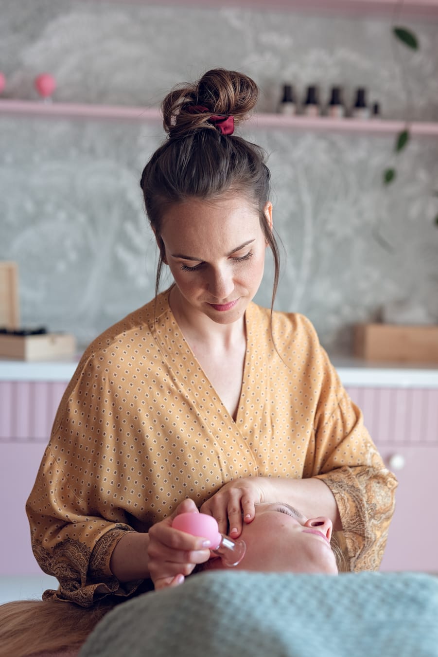 Bańki chińskie to skuteczna metoda na poprawę elastyczności skóry i redukcję zmarszczek.
