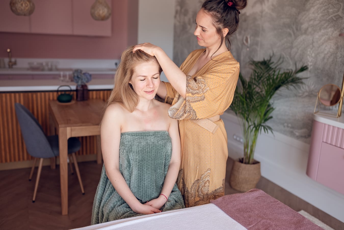 Terapeutka wykonuje relaksujący masaż głowy, stymulując punkty akupresury.
