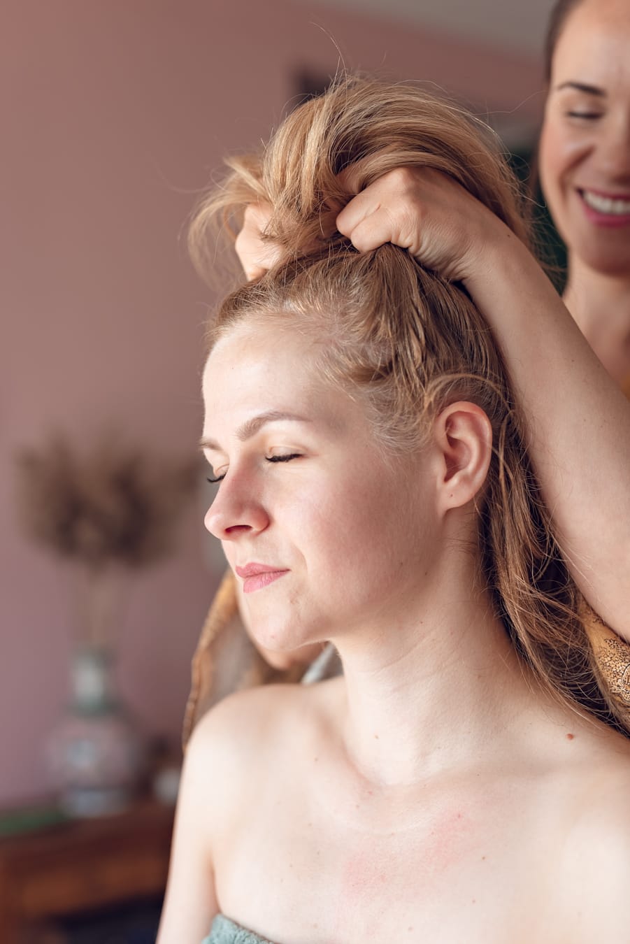 Delikatny masaż włosów poprawia krążenie i odżywia cebulki włosowe.
