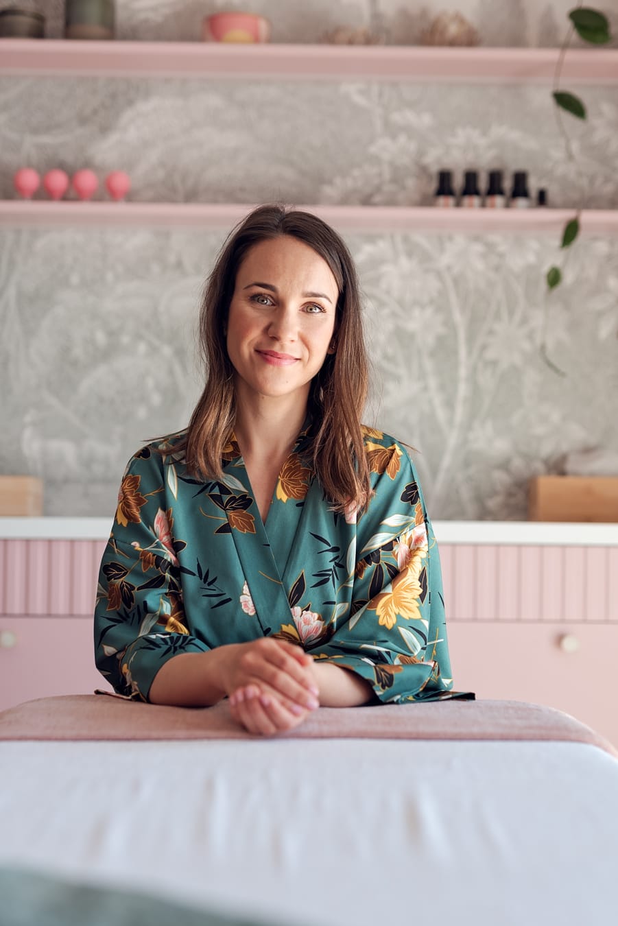 Terapeutka w swoim gabinecie, gotowa na zapewnienie chwil relaksu.