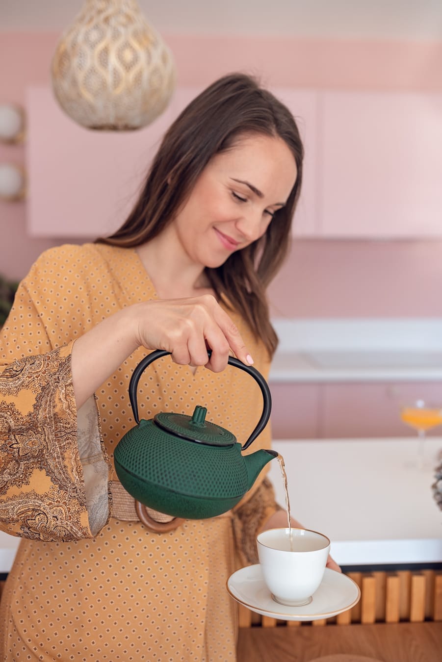 Terapeutka przygotowująca herbatę dla swojej klientki.