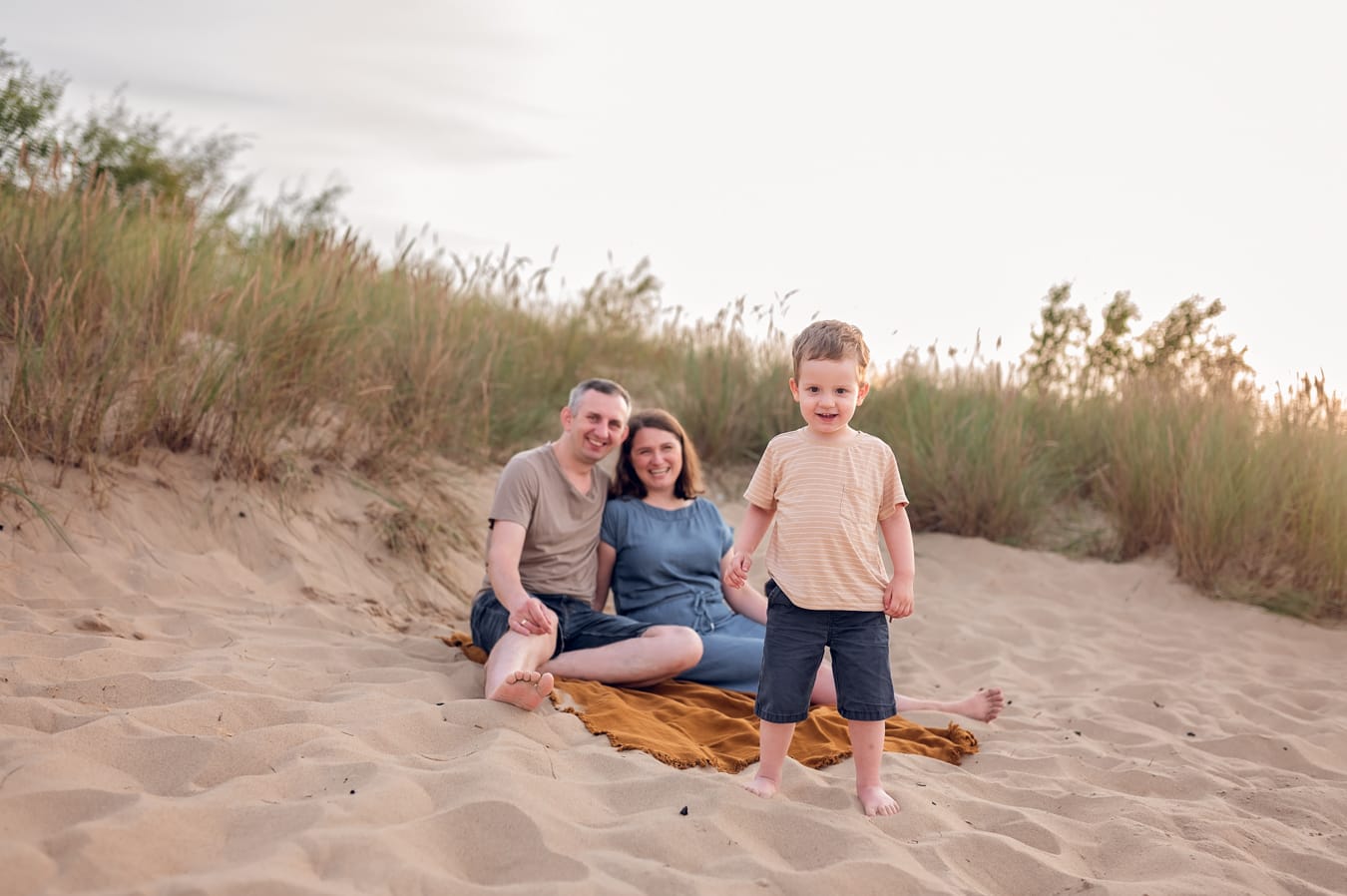 Rodzina na kocu na plaży sesja nad morzem Gdańsk