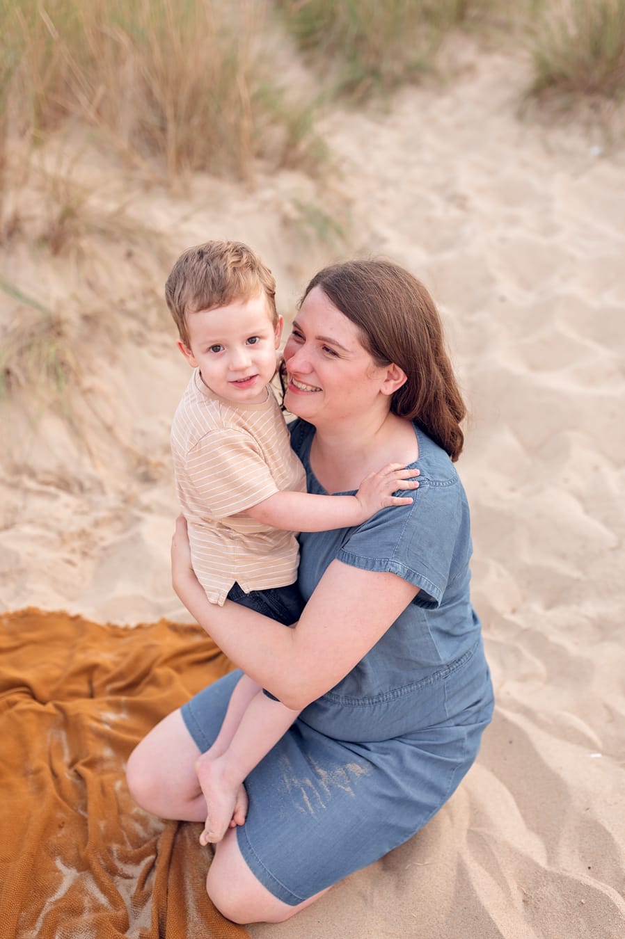 Mama przytula synka sesja nad morzem Gdańsk