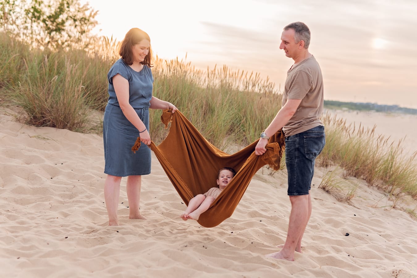 Chłopiec w kocu zachód słońca sesja nad morzem Gdańsk