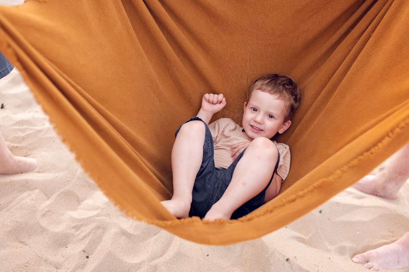 Rodzinne szaleństwo zachód słońca sesja nad morzem