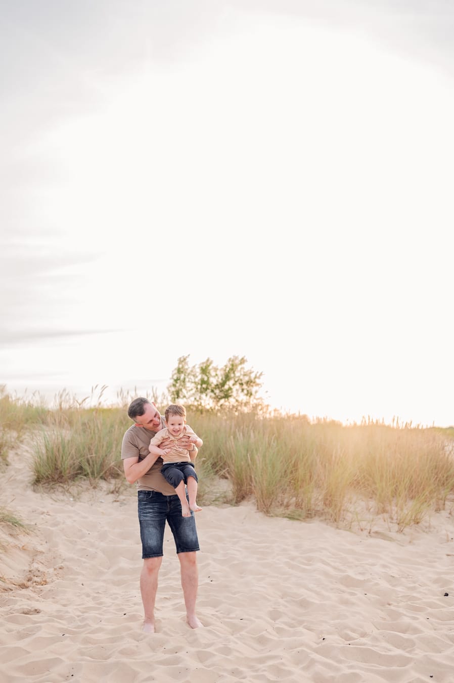 Tata bawi się z synem sesja nad morzem Gdańsk