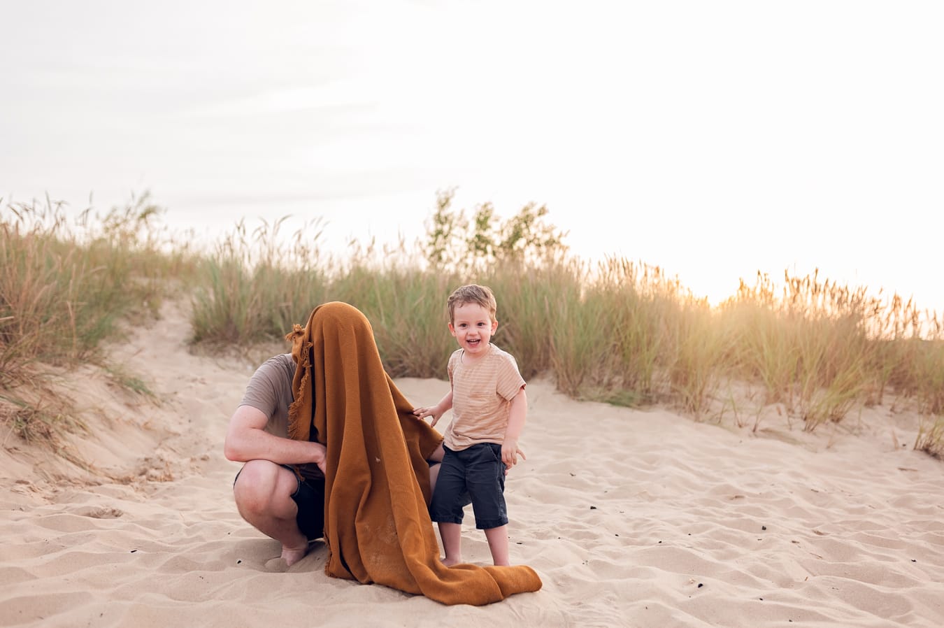 Spontaniczne chwile sesja rodzinna nad morzem Gdańsk
