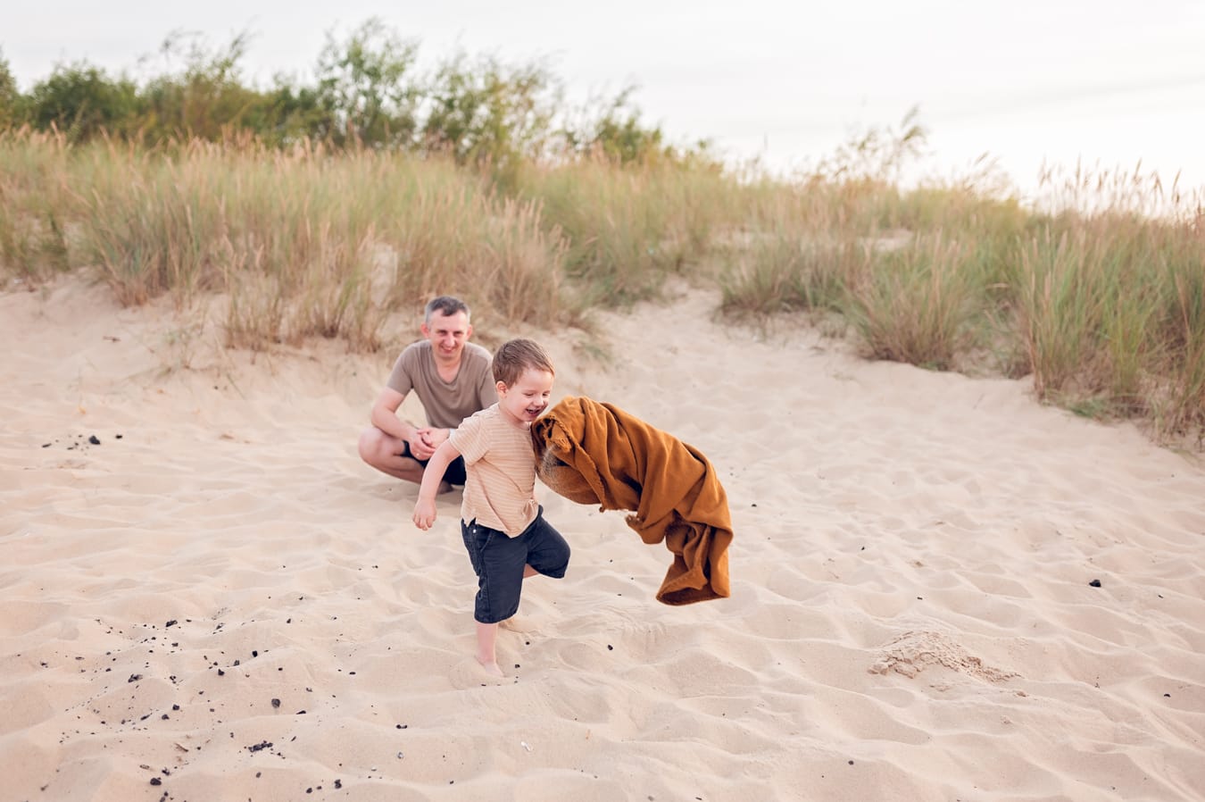 Tata z synem sesja lifestyle nad morzem Gdańsk