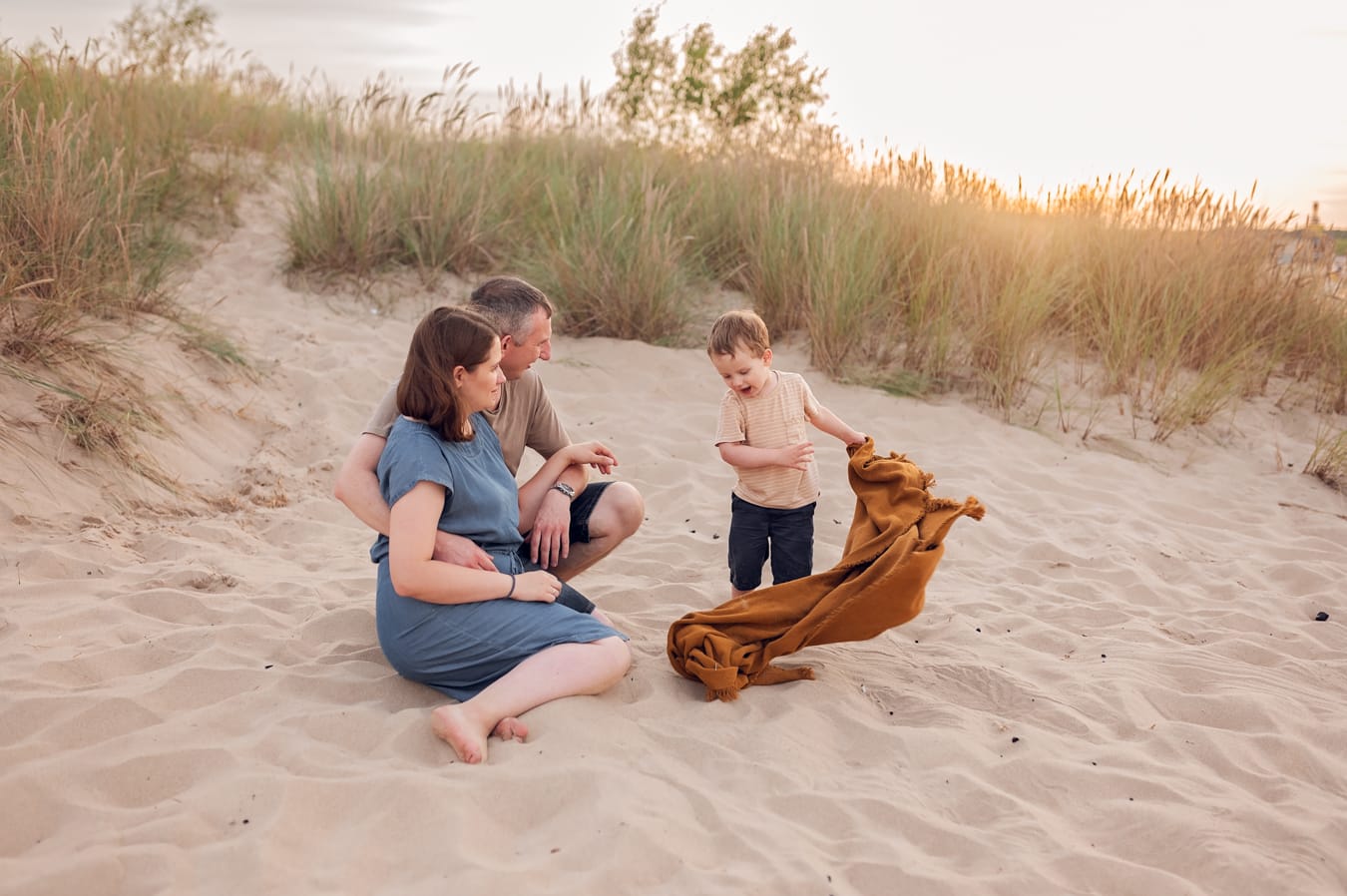 Zabawy na plaży zachód słońca sesja rodzinna Gdańsk