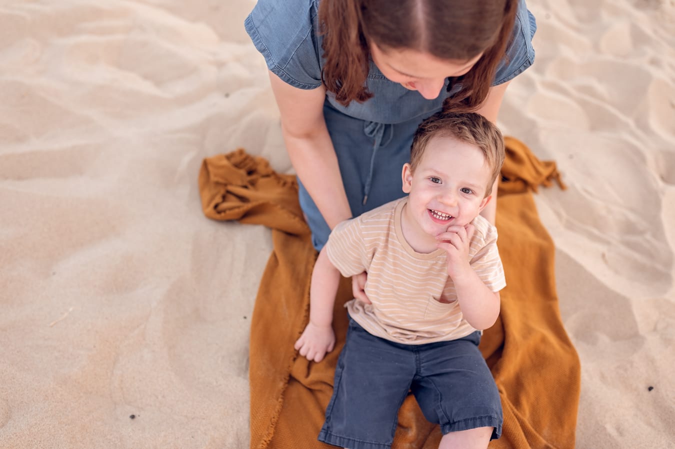 Mama bawi się z synem sesja nad morzem Gdańsk