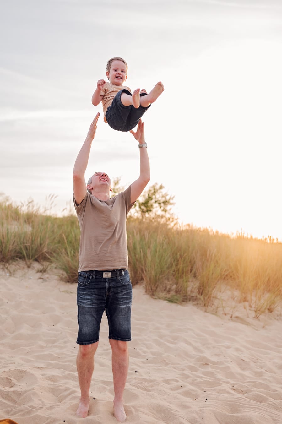 Tata podrzuca syna sesja rodzinna nad morzem Gdańsk