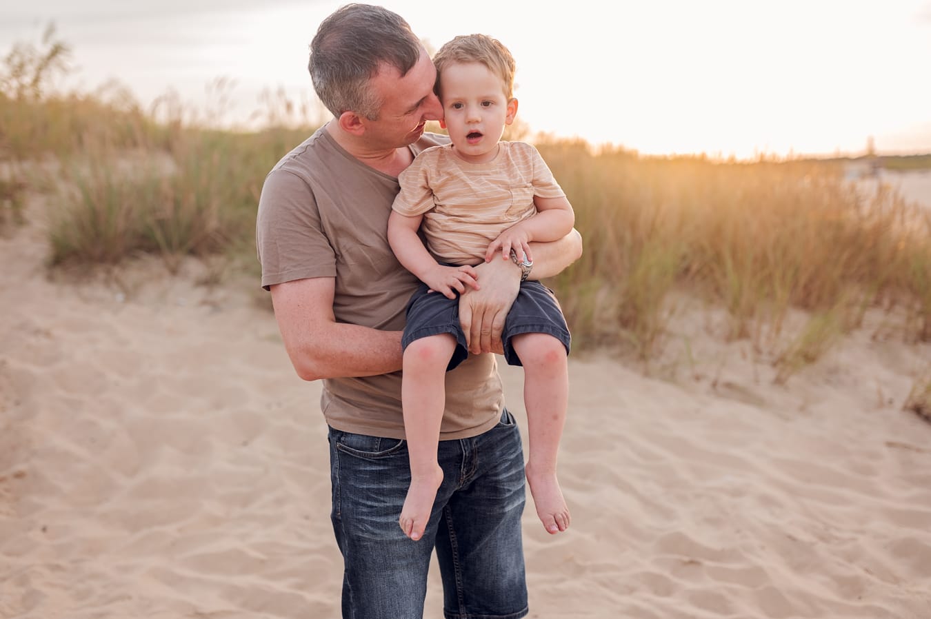Tata przytula syna sesja rodzinna na plaży Gdańsk
