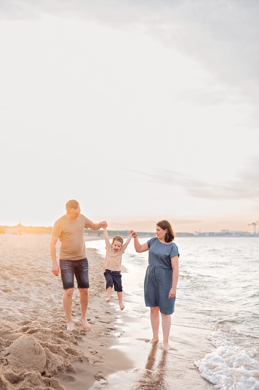 Rodzina nad morzem naturalne ujęcia sesja Gdańsk