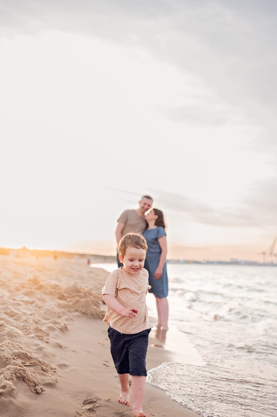 Rodzice z synkiem nad morzem naturalne ujęcia sesja Gdańsk