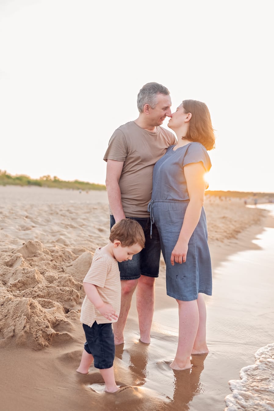 Rodzina na plaży spokój i radość sesja Gdańsk