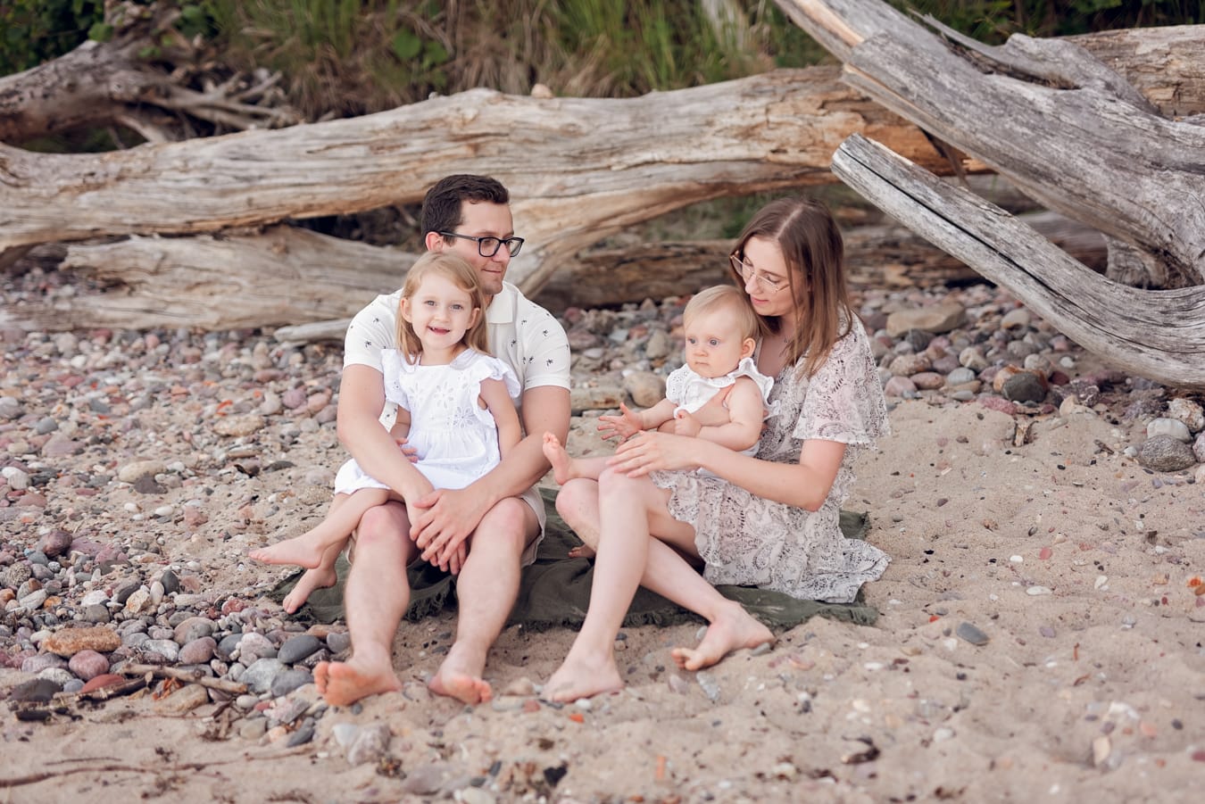 Portret rodziny na dzikiej plaży sesja nad morzem Gdynia