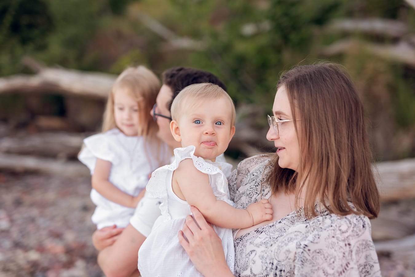 Mama z młodszą córką sesja rodzinna nad morzem Gdynia