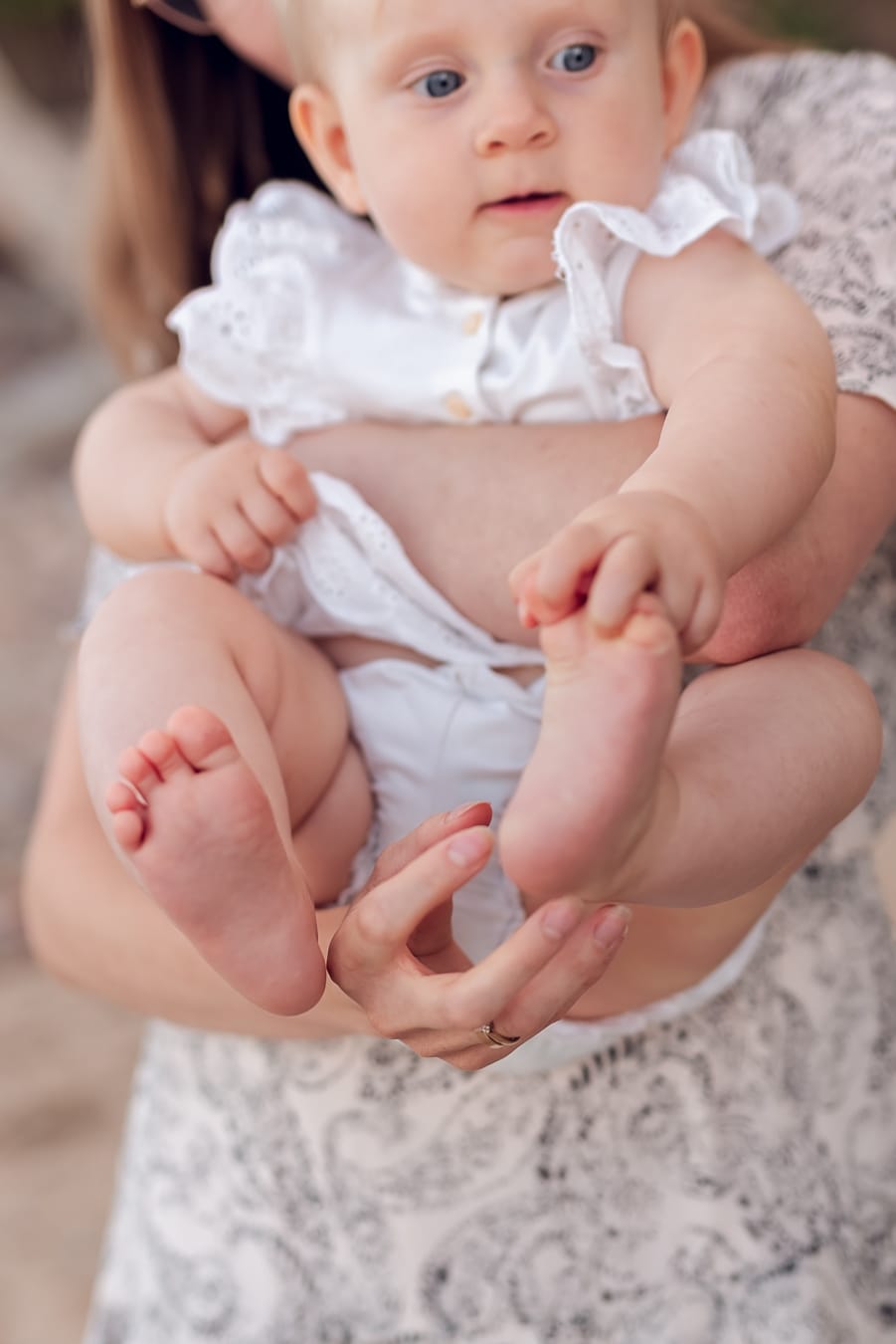 Mama z córką sesja rodzinna na plaży Gdynia
