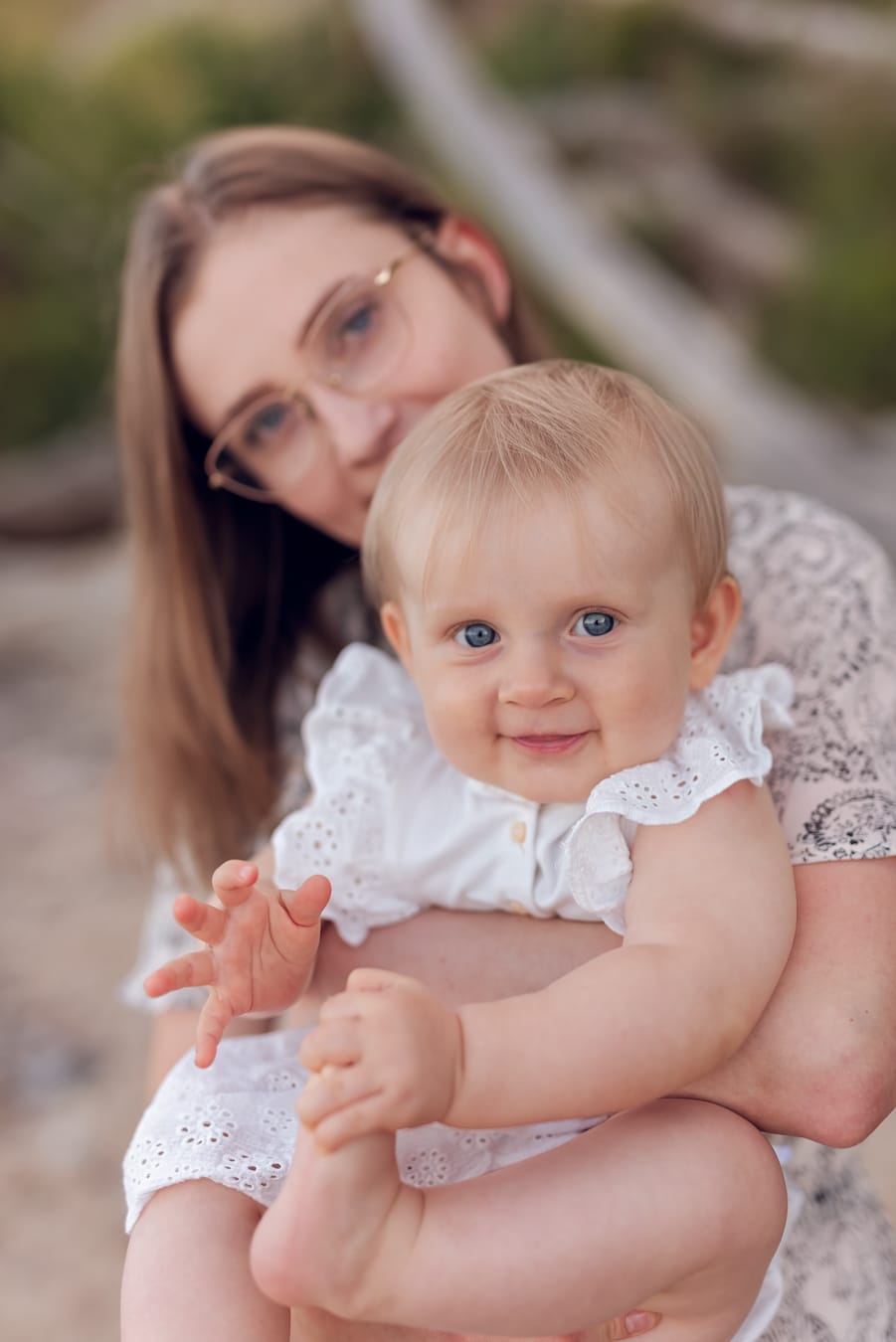 Mama z niemowlęciem sesja rodzinna plaża Gdynia