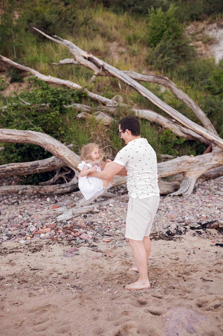 Zabawy taty z córką na plaży Gdynia