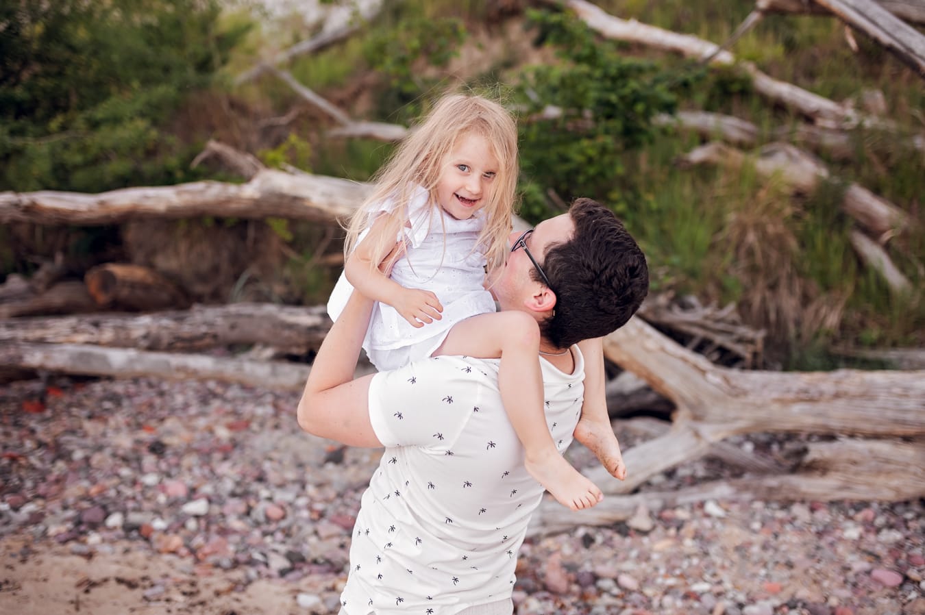 Córka siedzi na tacie sesja rodzinna nad morzem Gdynia