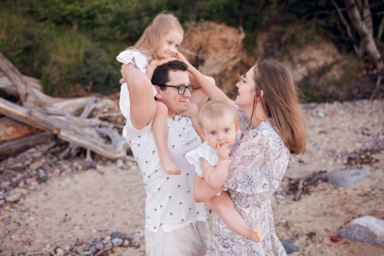 Rodzinny portret z dwiema córeczkami sesja nad morzem Gdynia