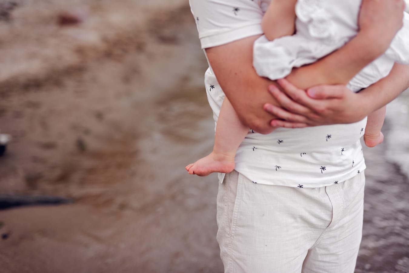 Stópka dziecka na tle morza sesja rodzinna Gdynia