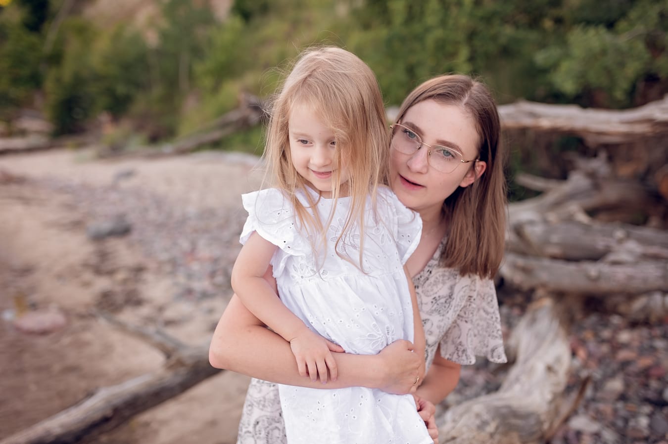 Mama z córka na plaży sesja nad morzem Gdynia
