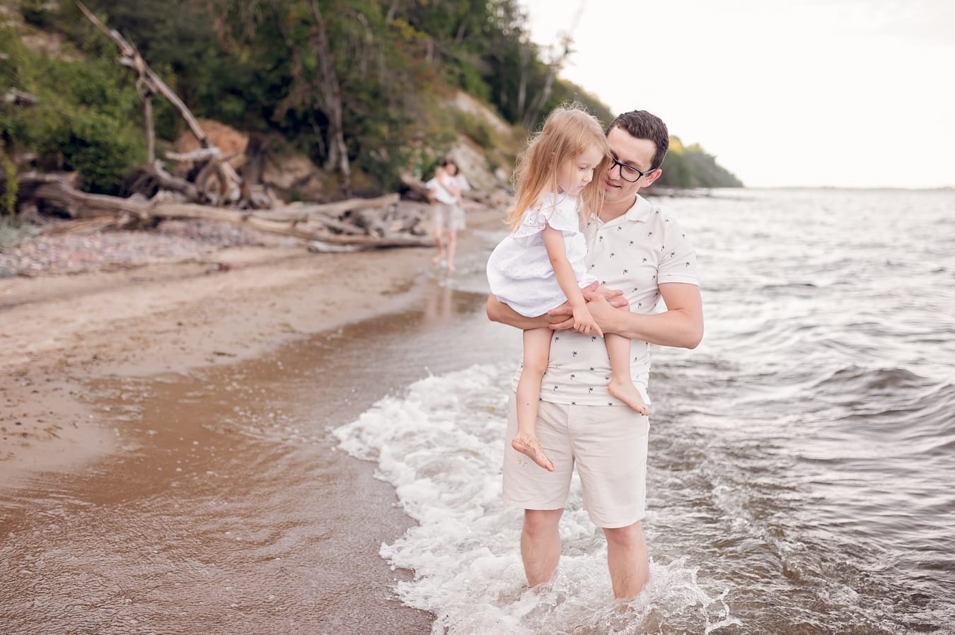 Tata z córką na brzegu morza sesja rodzinna Gdynia