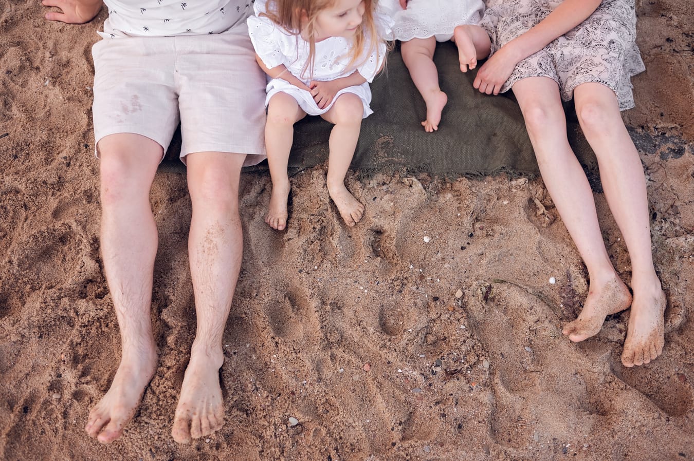 Nogi w piasku na plaży rodzina na plaży