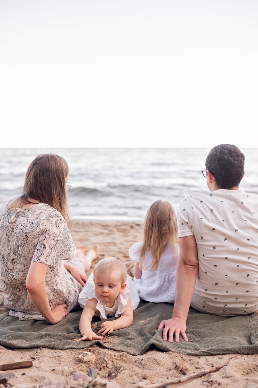 Rodzina wpatrzona w morze sesja rodzinna Gdynia