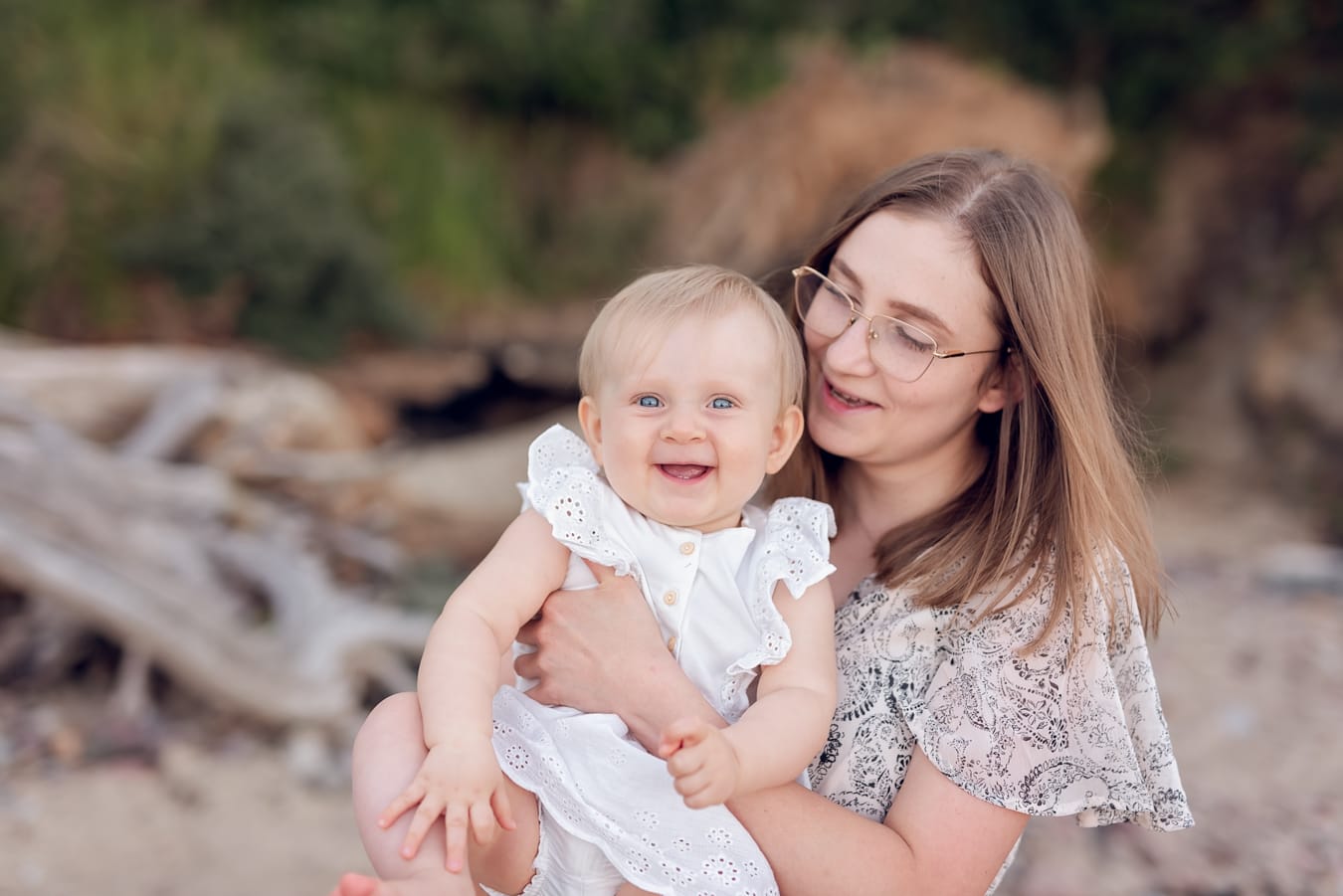 Roześmiana córka na rękach mamy sesja nad morzem Gdynia