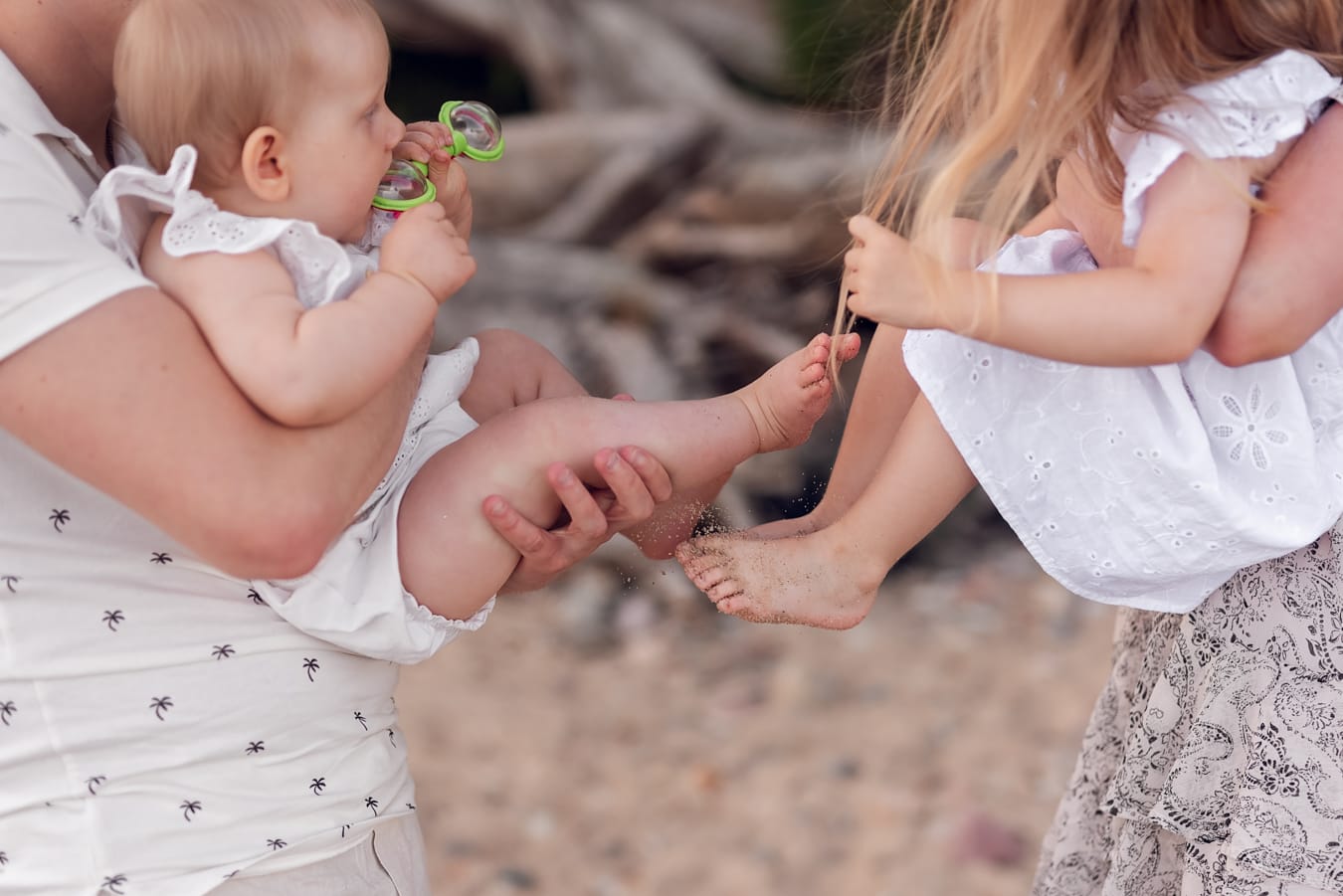 Stopy dzieci w piasku detal sesja nad morzem