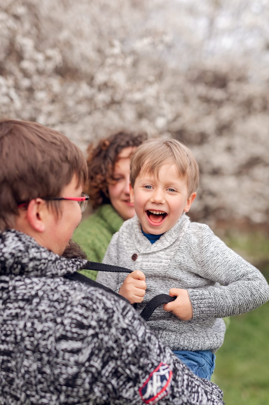 Rodzina z ciążowym brzuszkiem wśród kwitnących drzew Trójmiasto