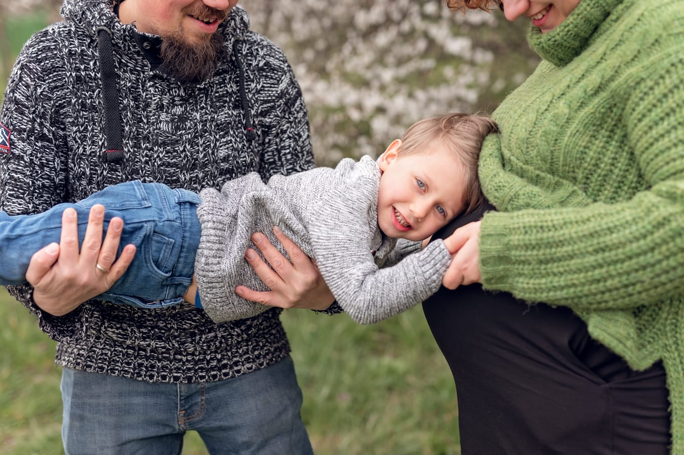 Starszy brat przytula brzuszek mamy sesja ciążowa
