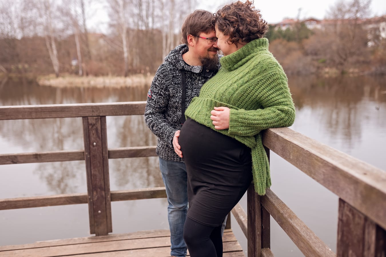 Rodzice przytuleni sesja ciążowa plenerowa pakiet