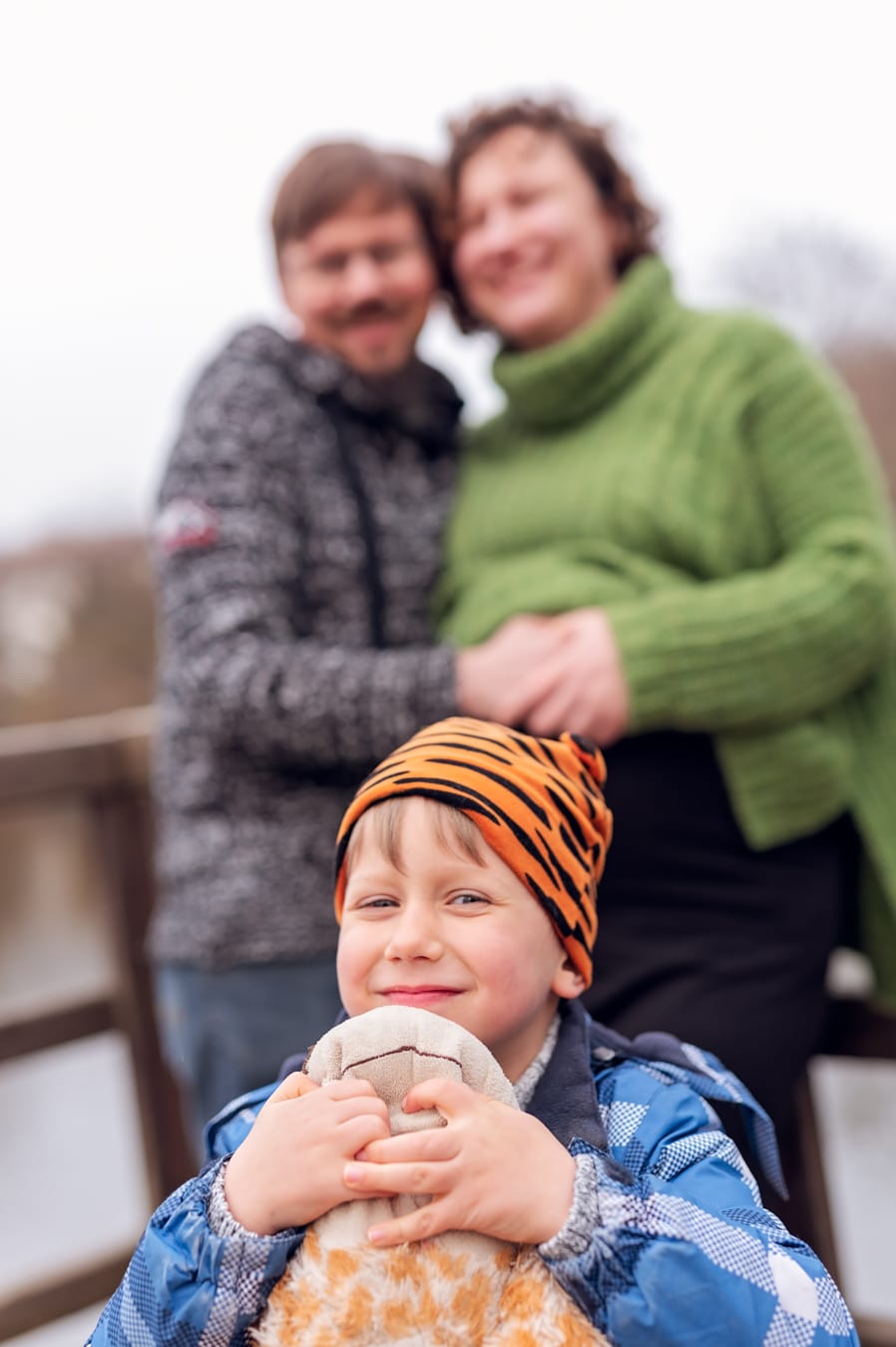 Mama z ciążowym brzuszkiem sesja ciążowa w plenerze