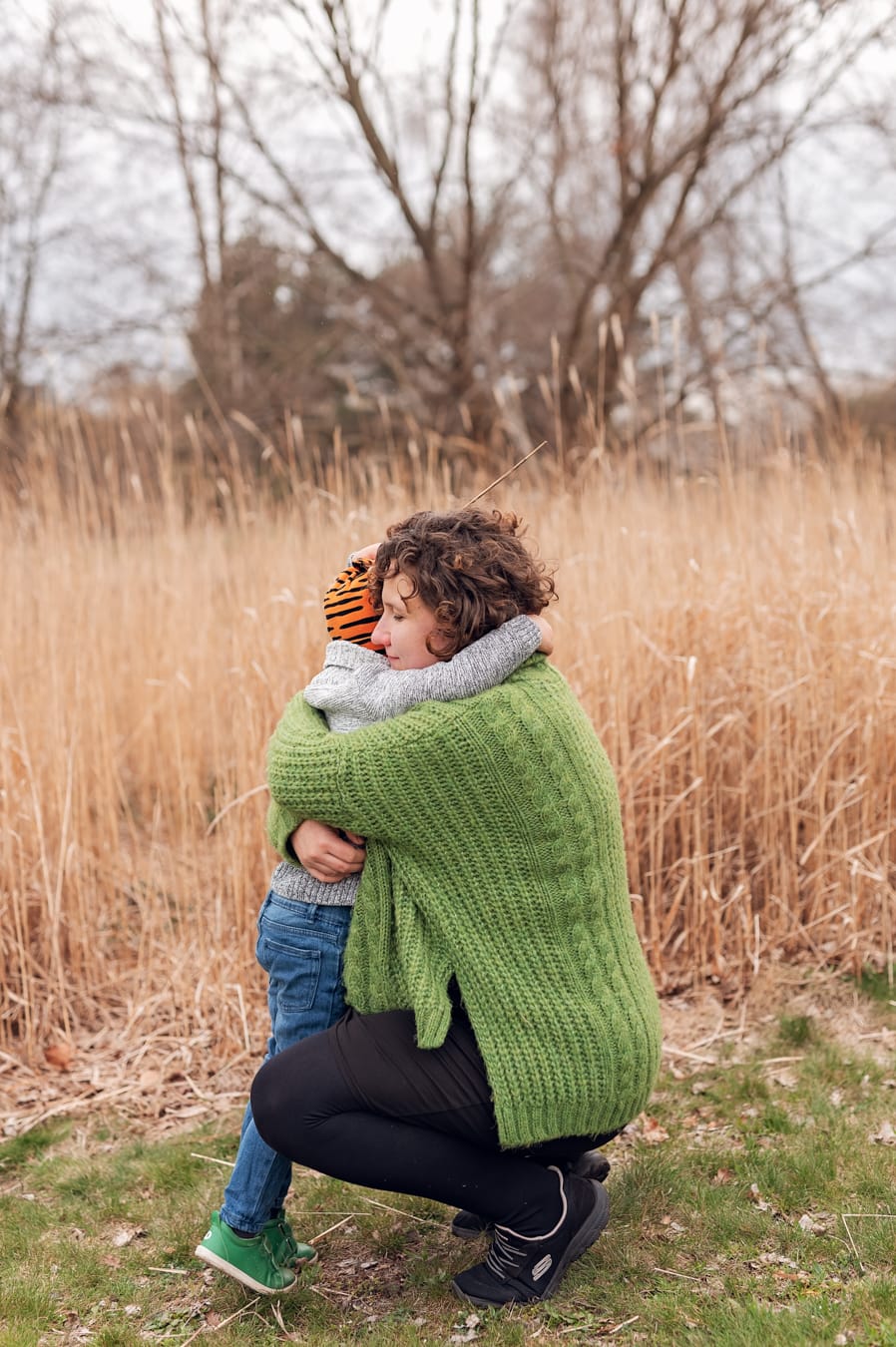 Mama z brzuszkiem portret sesja ciążowa plenerowa