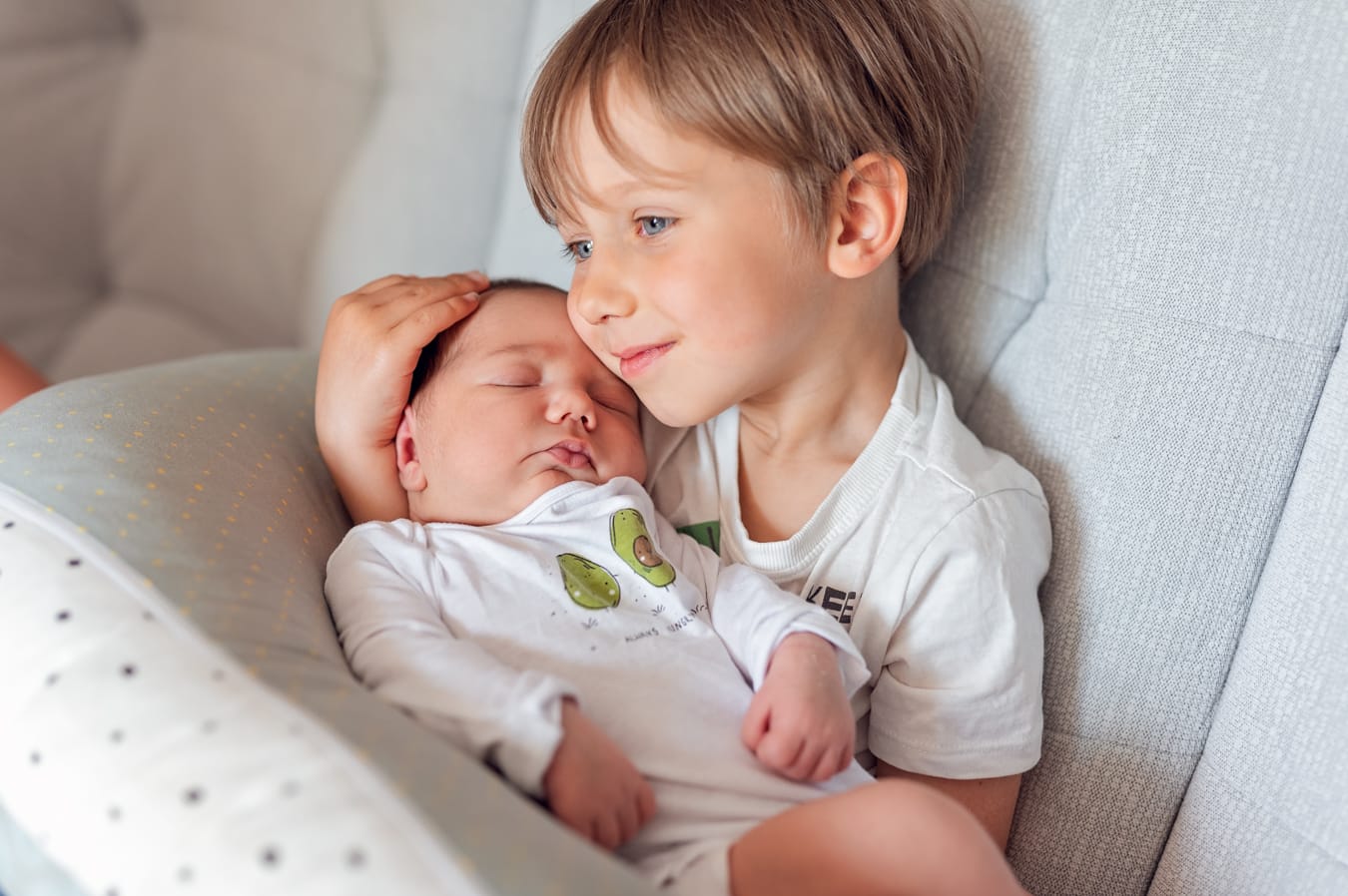 Starszy brat przytula noworodka pakiet Brzuszek i Maluszek