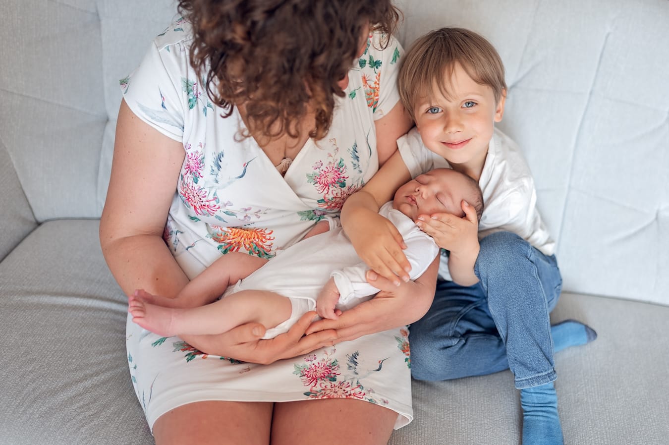 Mama z dwójką swoich dzieci domowa sesja noworodkowa