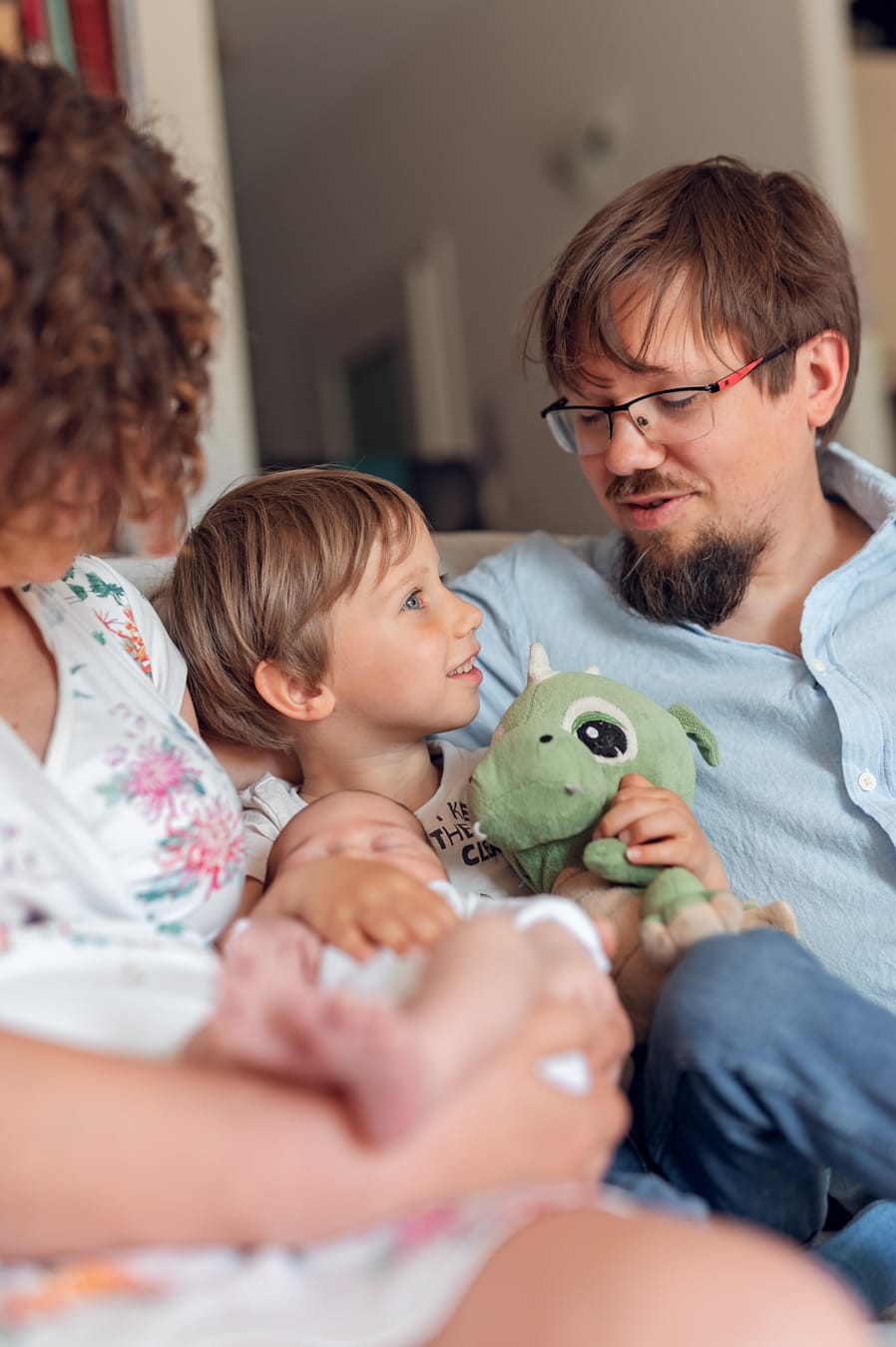 Rodzice rozmawiają ze starszym synem domowa sesja noworodkowa