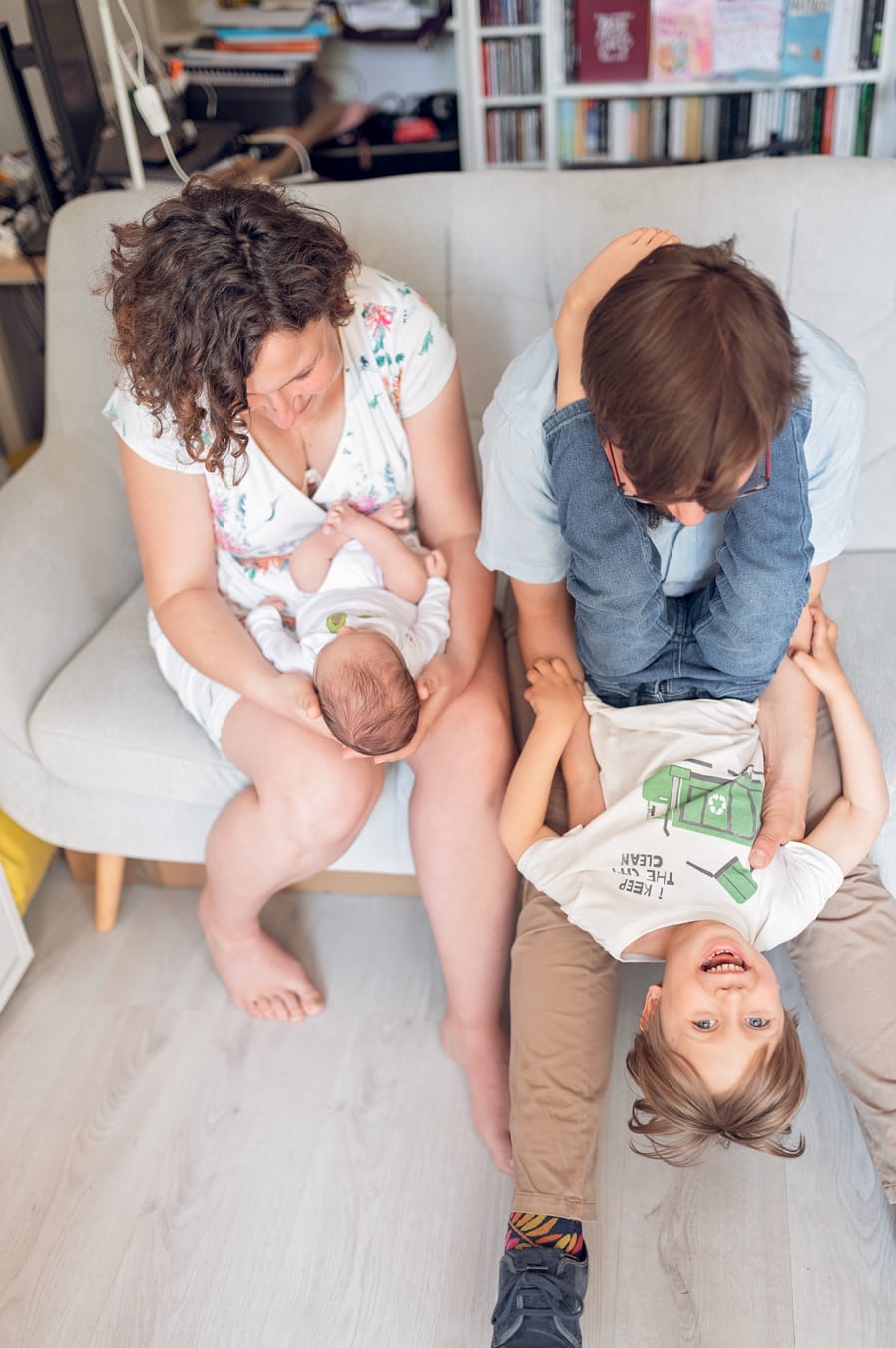 Zabawy dzieci z rodzicami sesja noworodkowa lifestyle w domy Trójmiasto