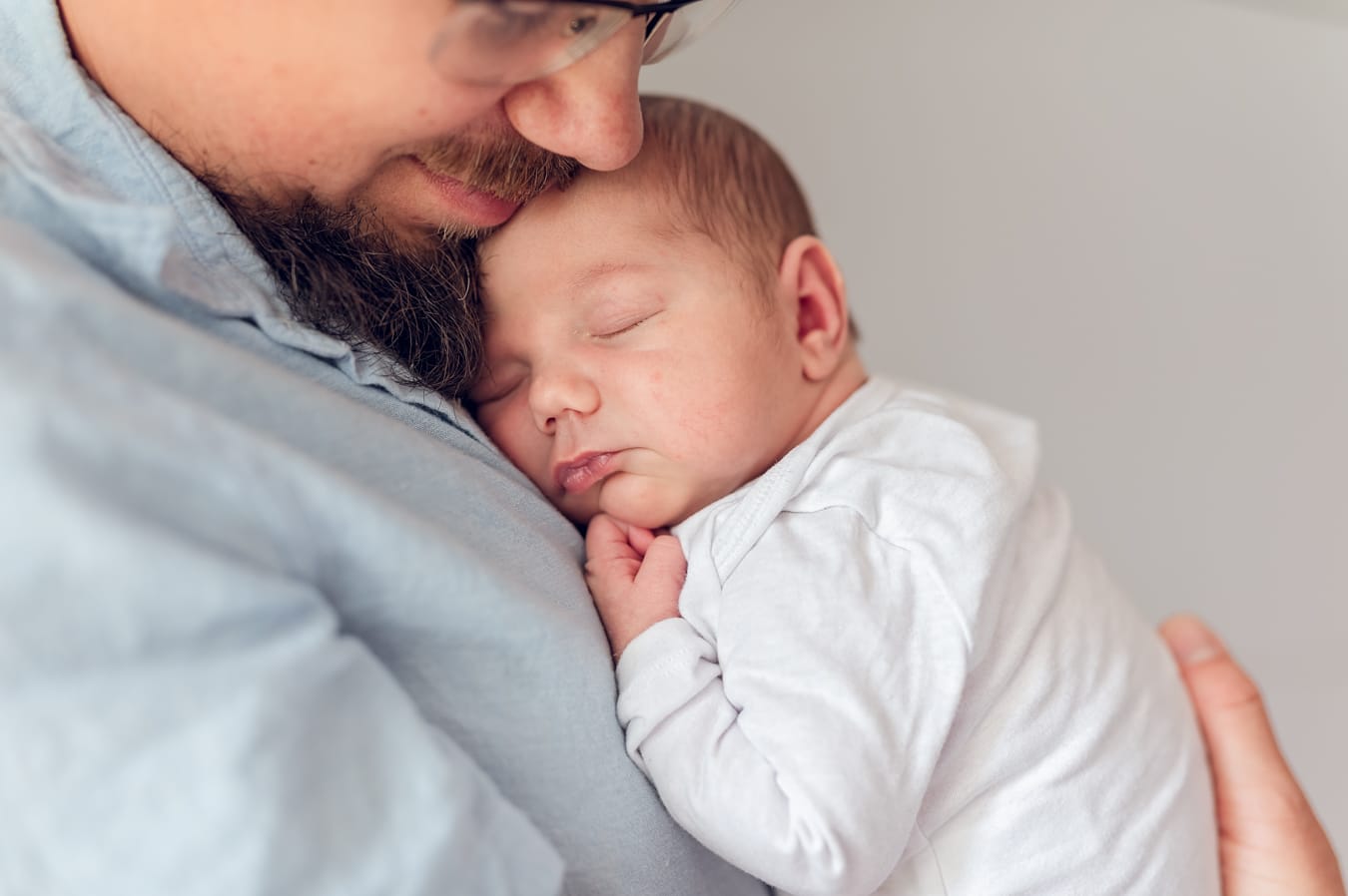 Tata z noworodkiem sesja noworodkowa w domu Trójmiasto