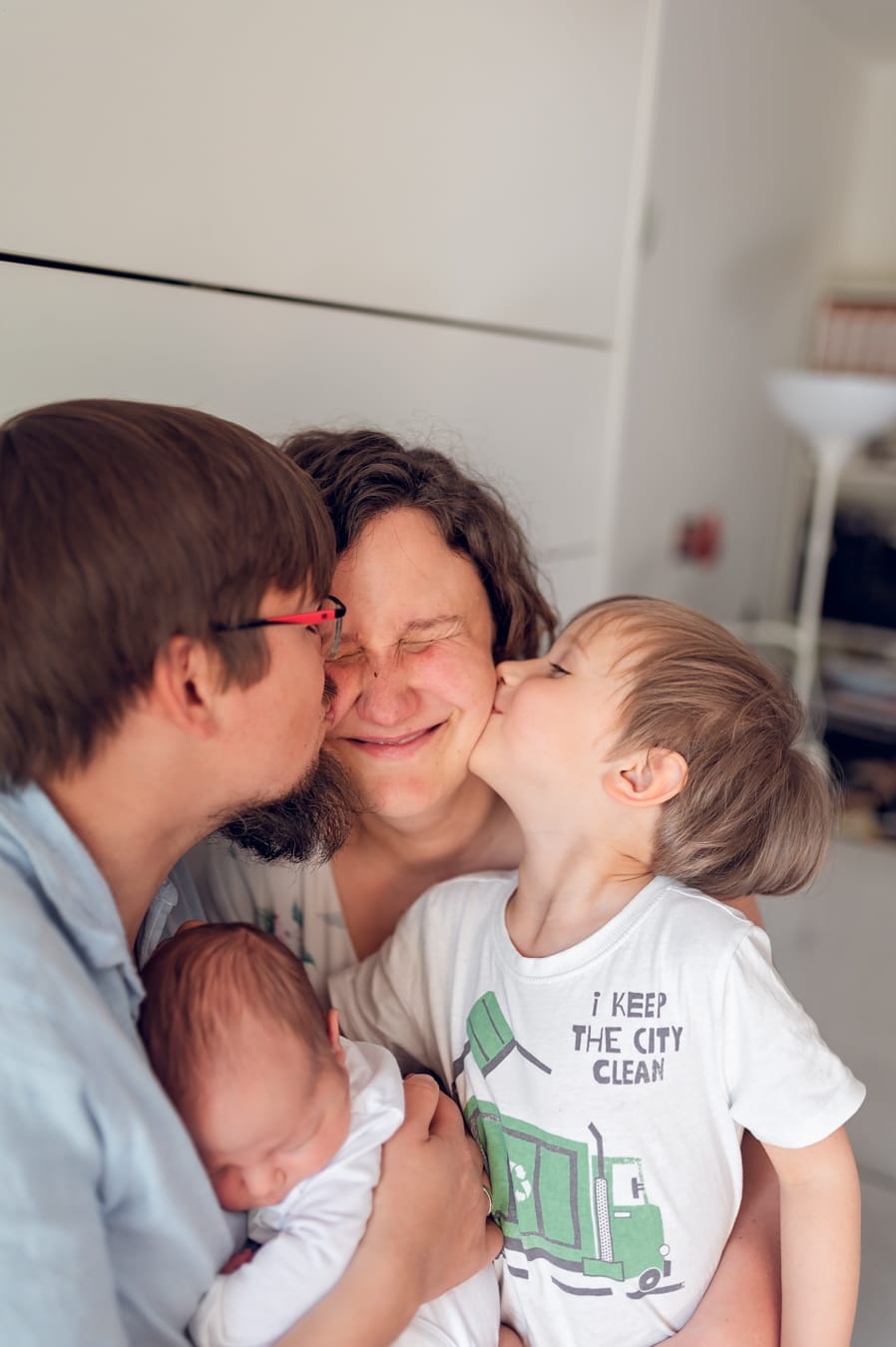 Mama całowana przez syna i męża sesja noworodkowa pakiet