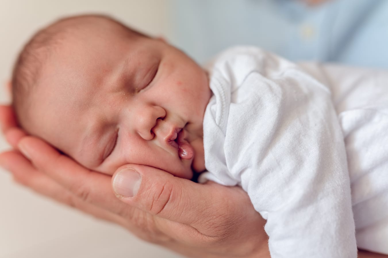 Śpiący noworodek sesja noworodkowa w domu Trójmiasto