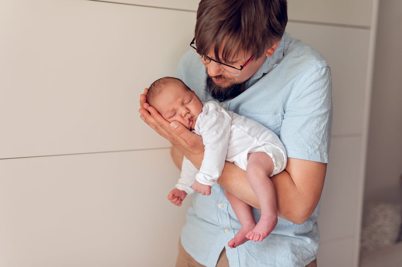 Noworodek śpi zbliżenie sesja w domu Trójmiasto