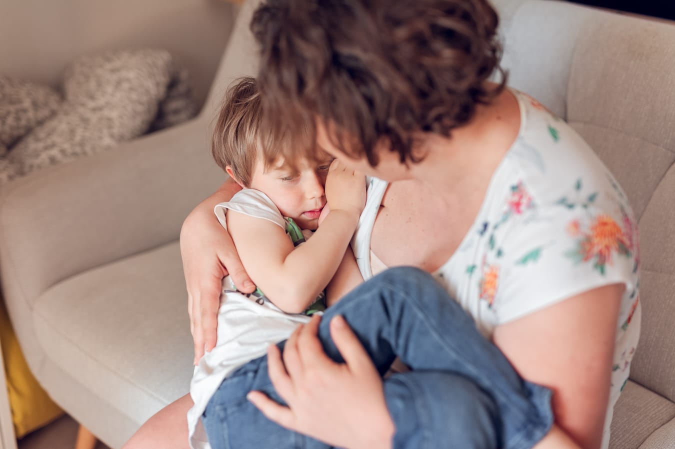 Mama ze starszym synem sesja w domu lifestyle