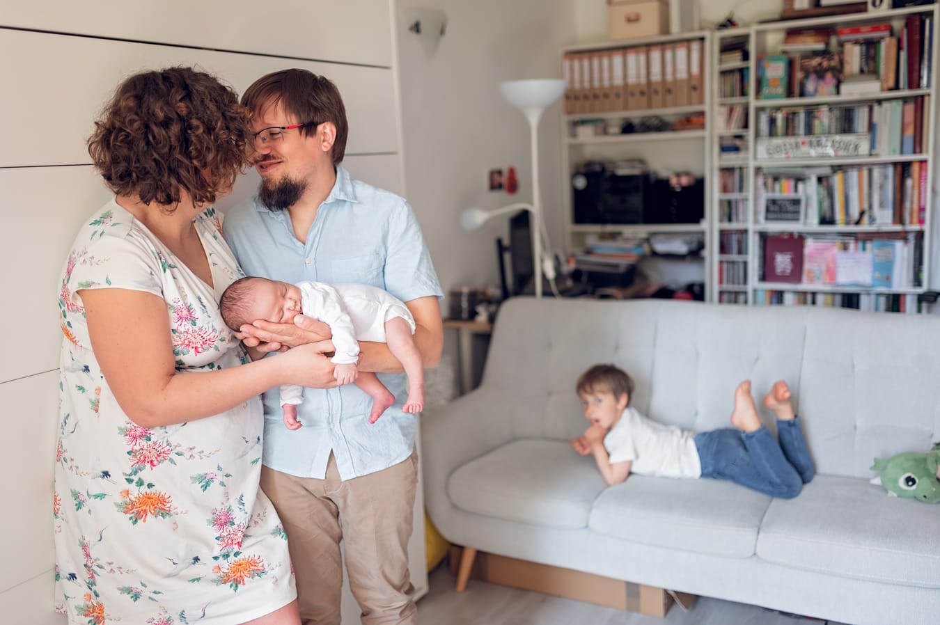 Rodzina w domu sesja noworodkowa pakiet Brzuszek i Maluszek